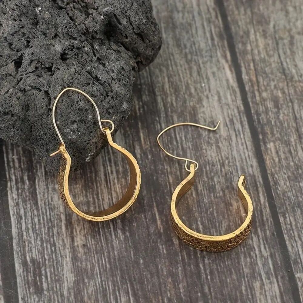 ⭐ Boho Chic Vtg Style Floral Engraved Goldtone Drop Hoop Earrings New - Picture 5 of 7